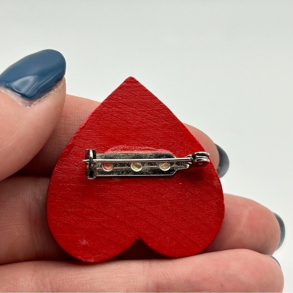 Small Vintage Hand Painted Whimsical Santa Face Beard Brooch Heart Shaped - Picture 4 of 5